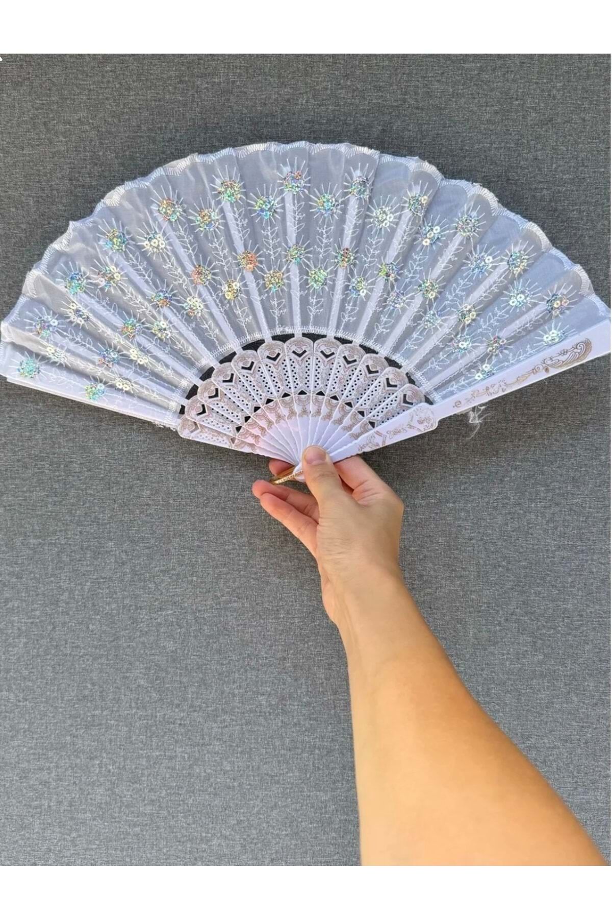 Beyaz Renkli Pullu Yelpaze