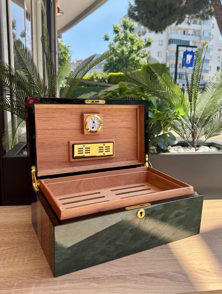 Parmida Çizgi Desenli Ahşap Sedir Humidor Kutusu