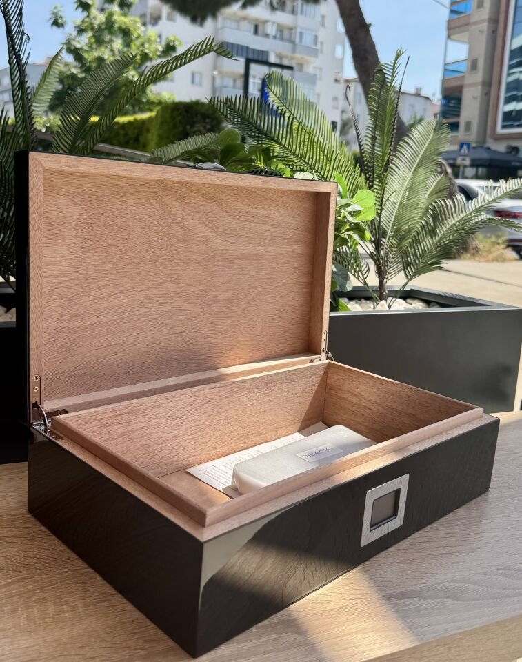 Parmida Küba Bayraklı Sedir Ağacı Nemlendirici Humidor