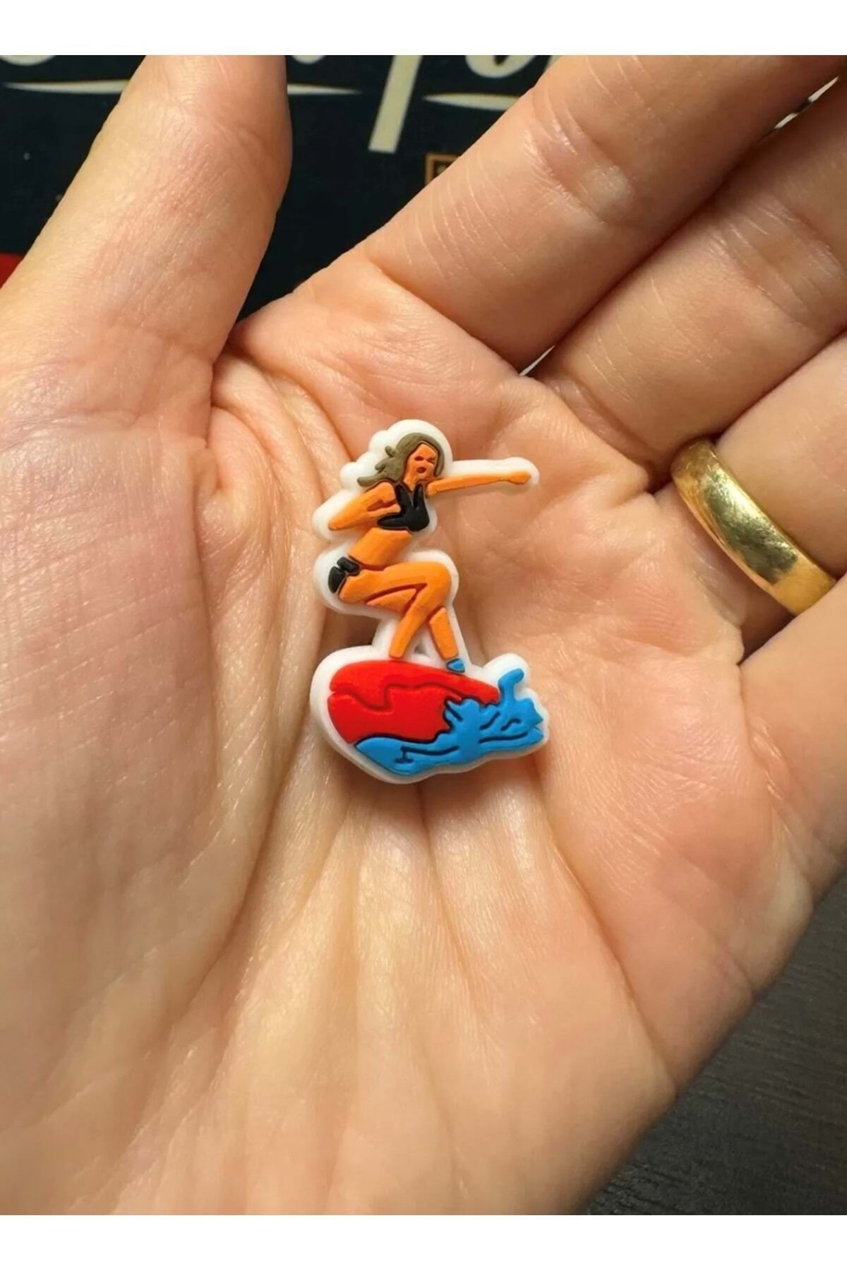 Terlik Süsü/Sörf Yapan Kız